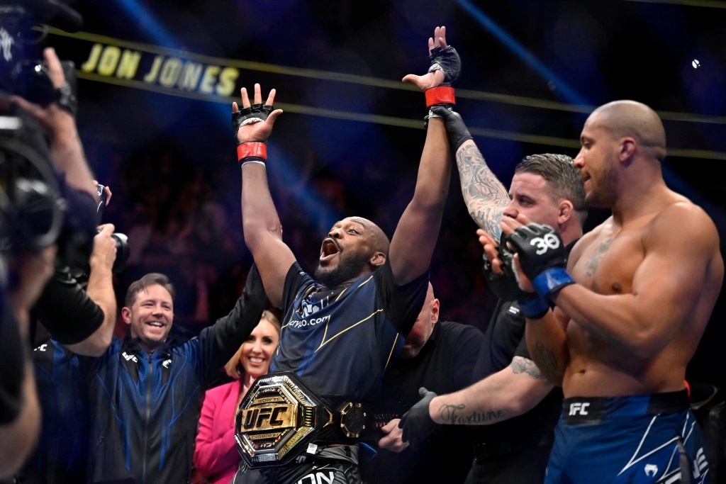 Джонс стал чемпионом UFC в тяжелом весе