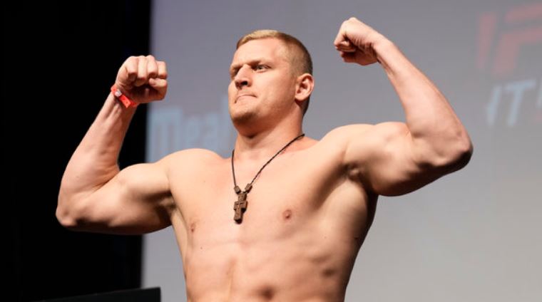 Тяжеловес UFC Павлович показал актуальную физическую форму