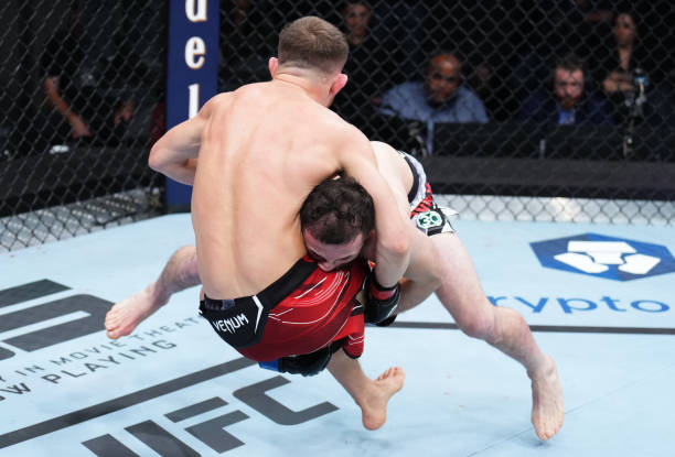 Двалишвили заявил, что побил Яна на UFC Fight Night 221 с травмированной рукой