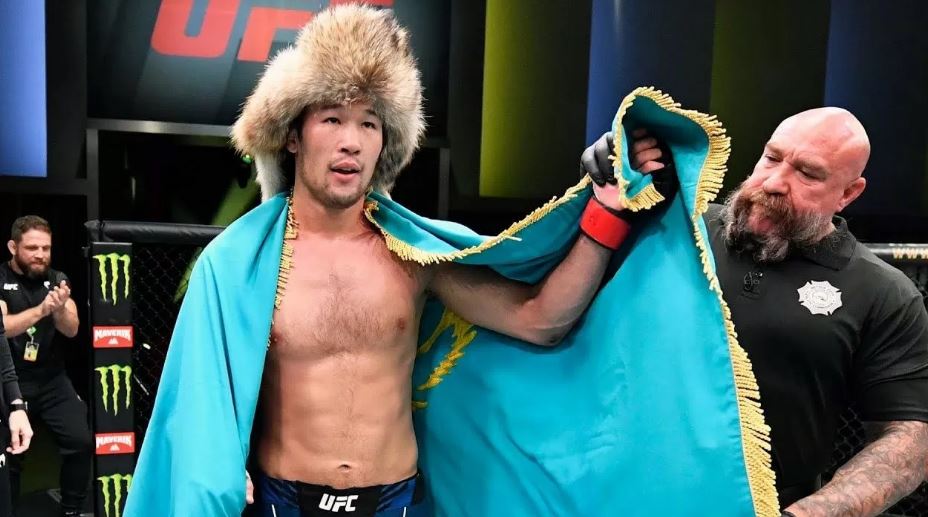 Казахстанского бойца UFC Рахмонова раскритиковали за футболку с флагом России