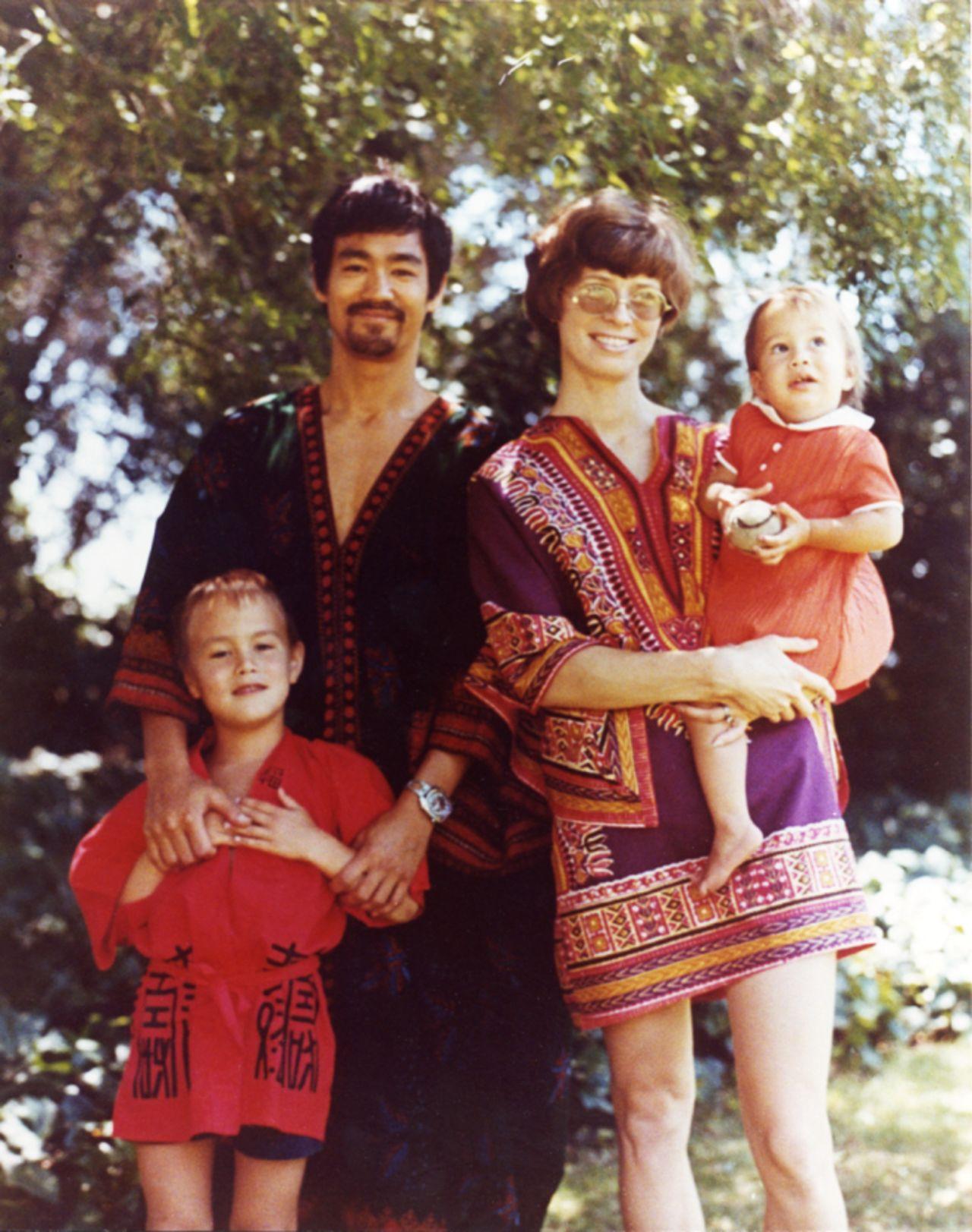 Брюс Ли с женой Эмери и двумя детьми