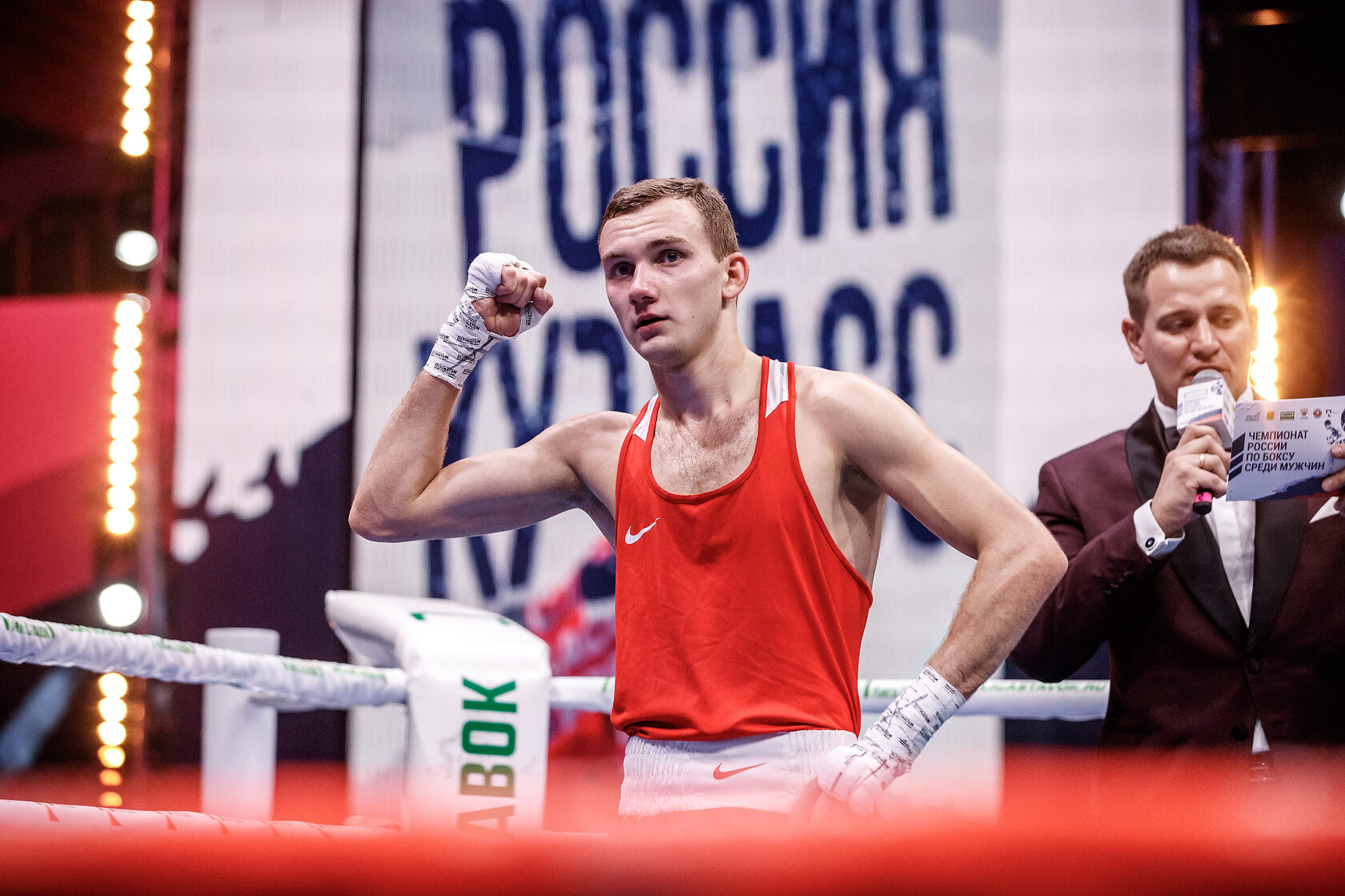 Россиянин Саввин вышел в 1/8 финала чемпионата мира по боксу