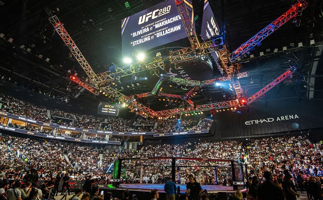 Зарплаты участников турнира UFC 280: Махачев заработал миллион долларов за победу над Оливейрой
