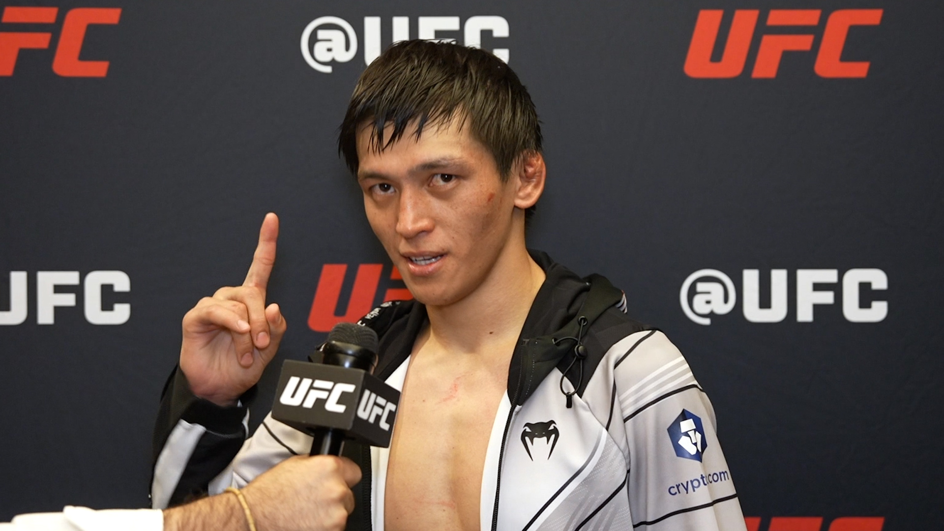 Казахстанец Максум проиграл, но получил бонус за «Лучший бой вечера» в UFC