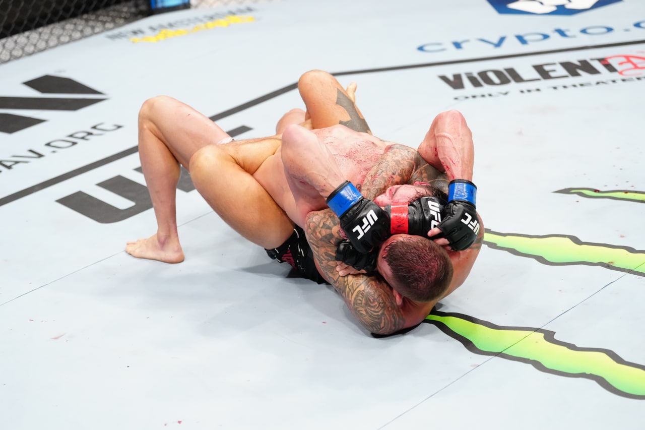 Порье задушил Чендлера в третьем раунде на UFC 281