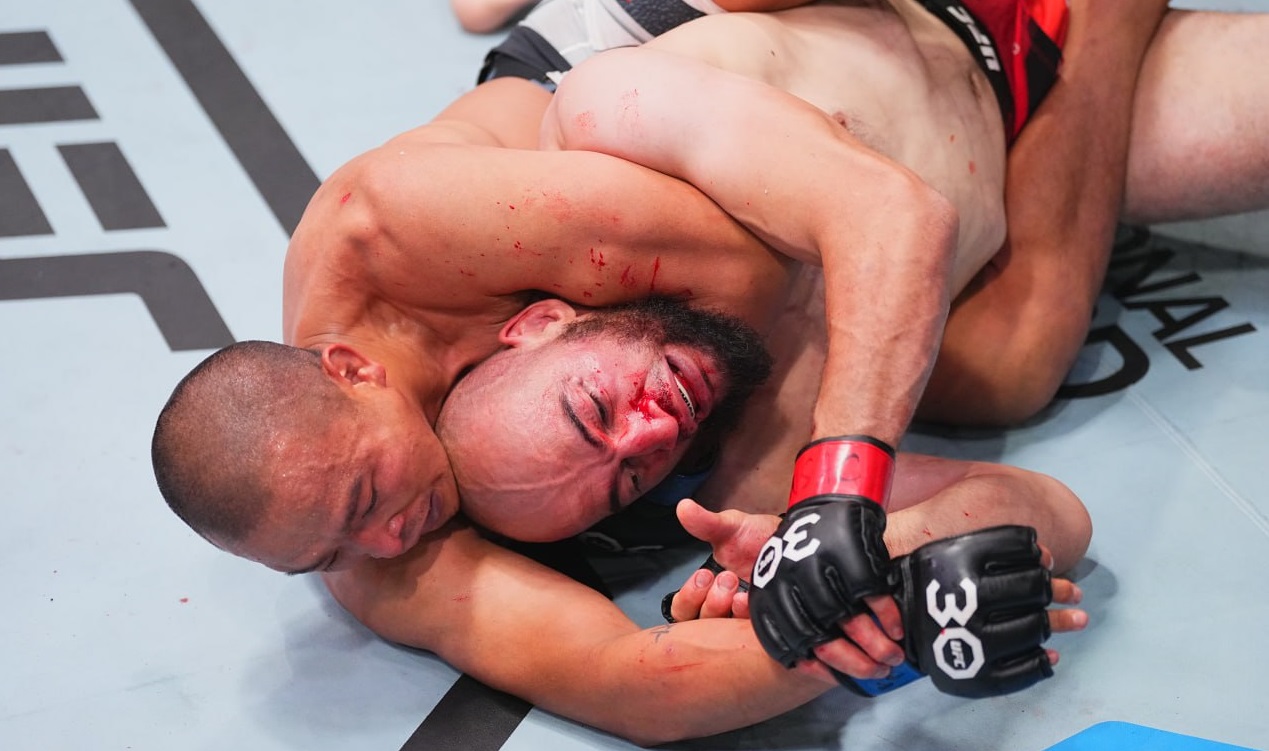 Россиянин Дураев проиграл Йон Паку удушающим приемом на турнире UFC Vegas 77