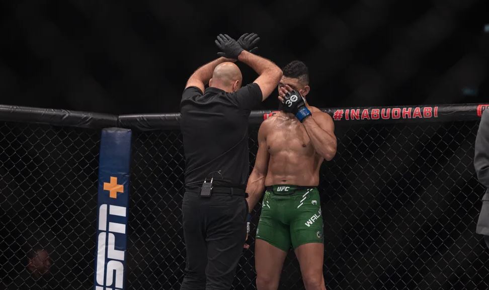 Уокер прокомментировал остановку боя с Анкалаевым на UFC 294 в Абу-Даби