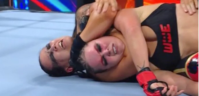 Бэйзлер победила удушающим приемом экс-чемпионку UFC Роузи на WWE «SummerSlam»