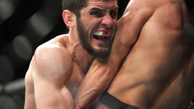 Австралиец Хукер в жесткой форме обвинил Махачева в жульничестве перед UFC 284