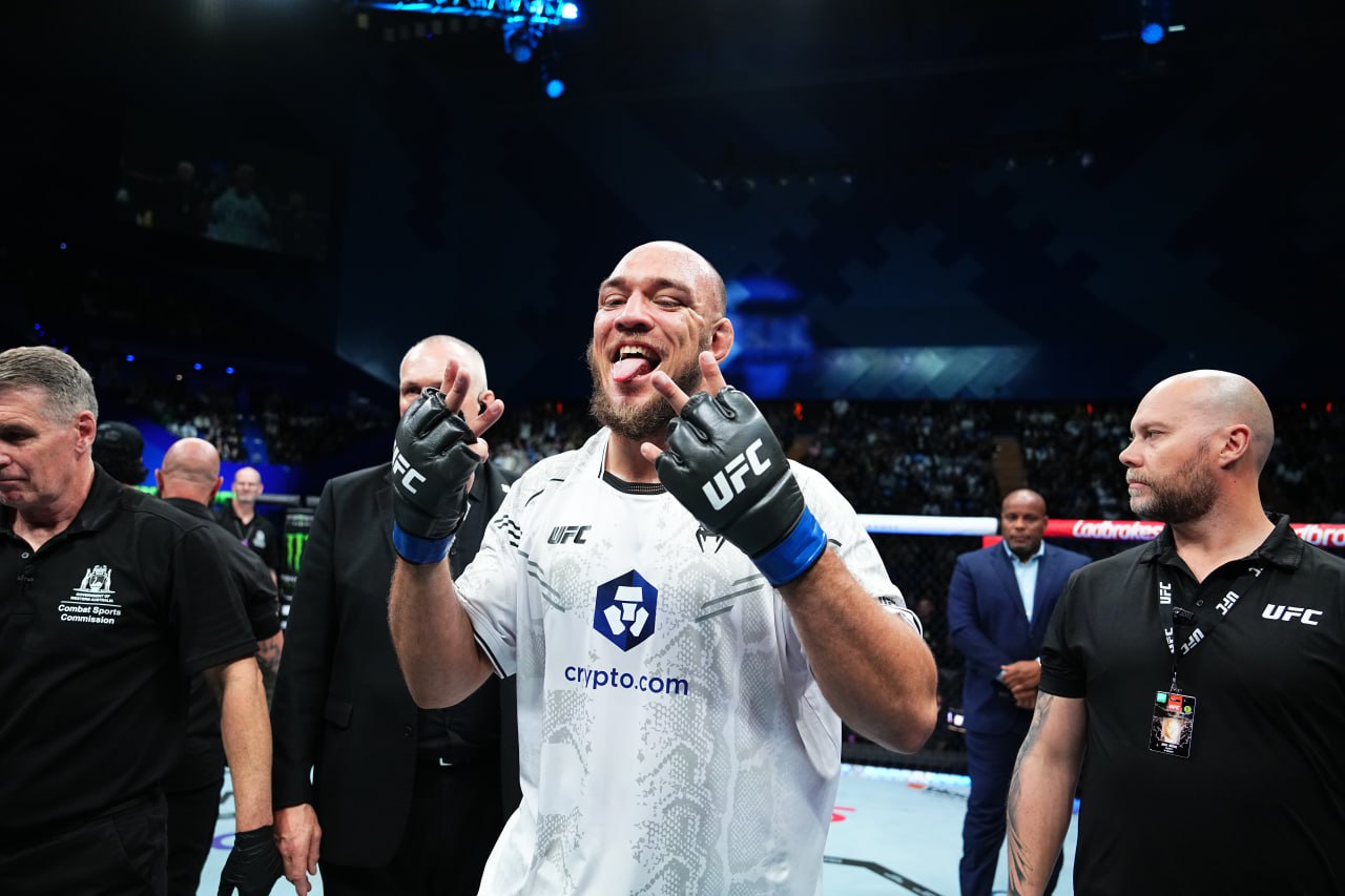 Вальтер Уокер победил Джуниора Тафу сабмишном на турнире UFC 305