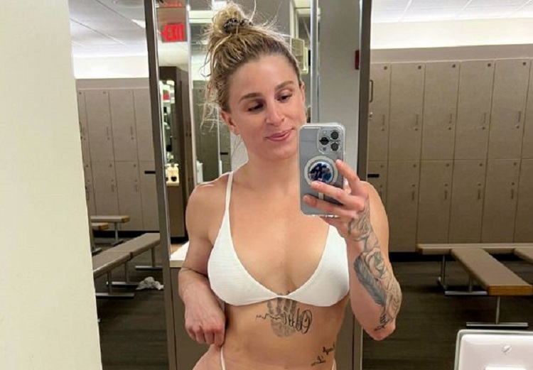 Боец UFC Голди выложила фото в сексуальном купальнике