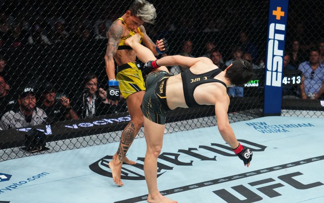 Китаянка Жанг установила рекорд UFC среди женщин по количеству нанесенных ударов за один бой