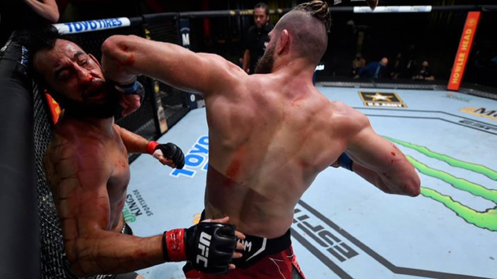 «Свет горит, но дома уже никого нет»: самые брутальные нокауты ударом локтя в UFC