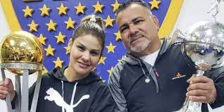 Тренер по боксу скончался от сердечного приступа во время боя жены за пояс WBC