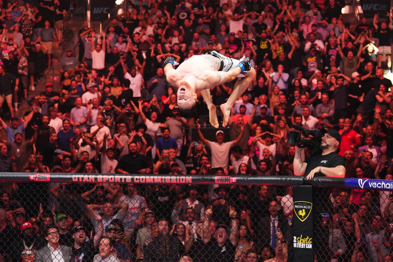 Джастин Гейджи празднует победу на турнире UFC 291