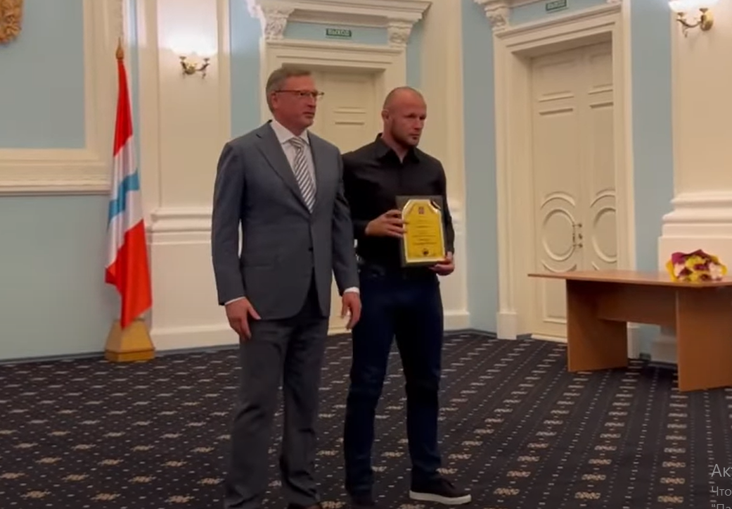 Губернатор Омской области наградил Шлеменко почетной наградой как лучшего организатора региона