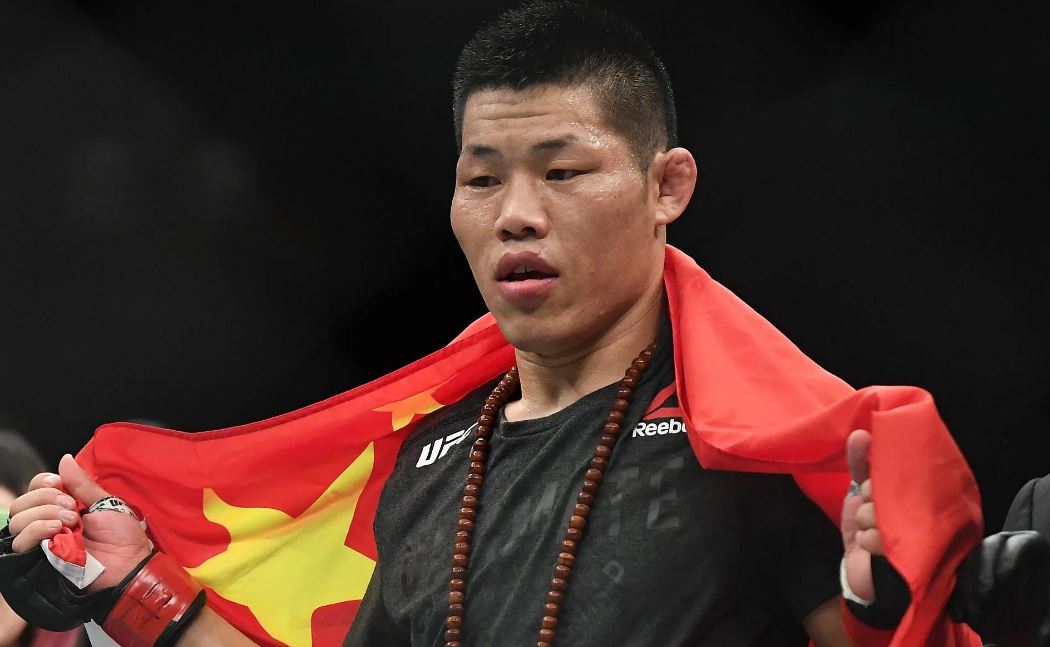 Представитель UFC отобрал флаг Китая у Джинлианга после победы над Салиховым
