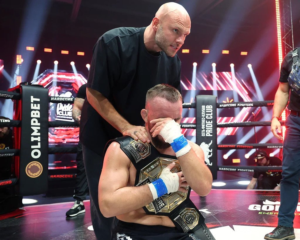 Влад Ковалев с чемпионским титулом Hardcore, плачет и стоит на коленях. Сейчас уже все нормально