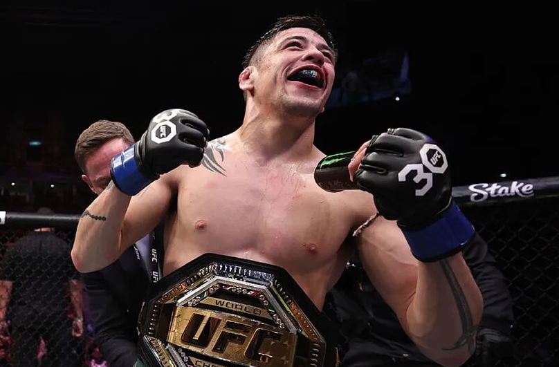 Чемпион UFC Морено: Албази не заслуживает титульный бой