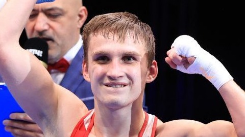Российский боксер Шумков победил узбекистанца Турсунова и вышел в полуфинал ЧМ в Ташкенте