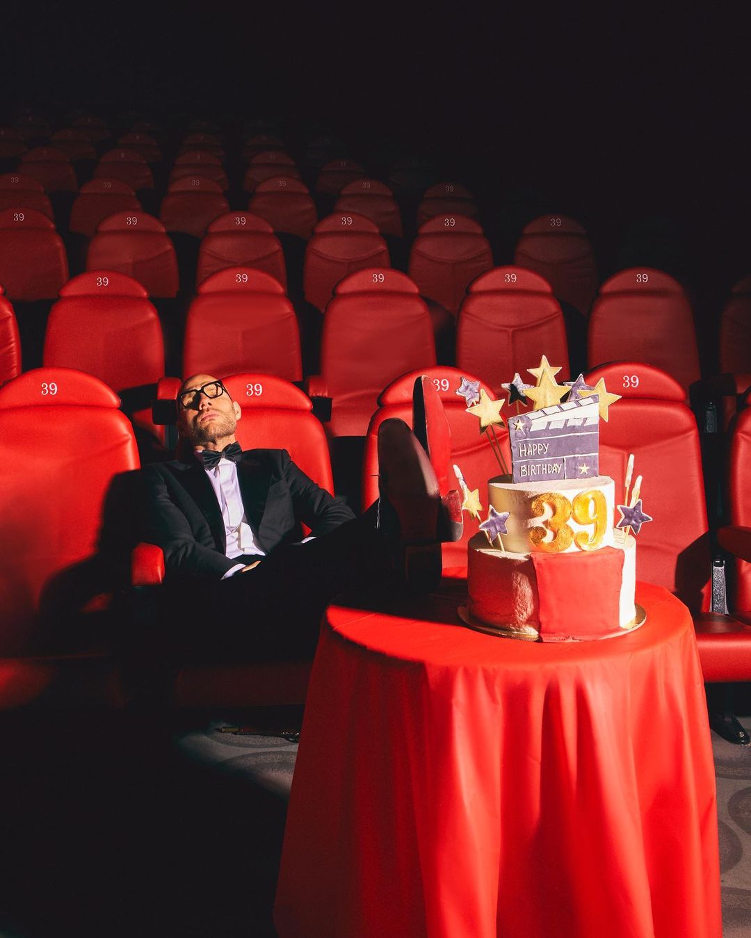 Анатолий Сульянов. И его тортик. Где-то спит в кинотеатре. Недавно ему исполнилось 39 лет, но почему он один?