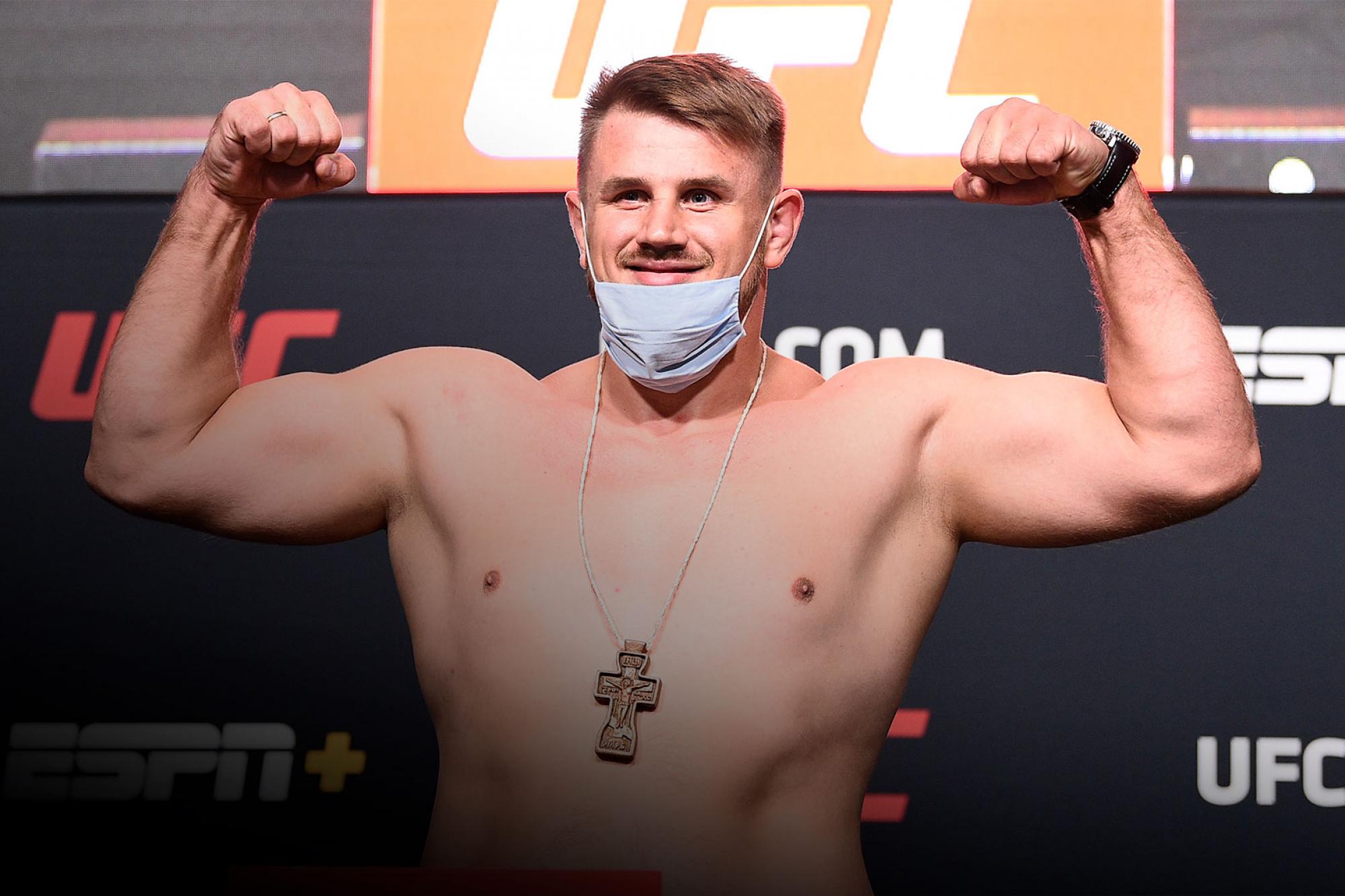 Романов пообещал удивить фанатов MMA в бою с Волковым на UFC Fight Night 221