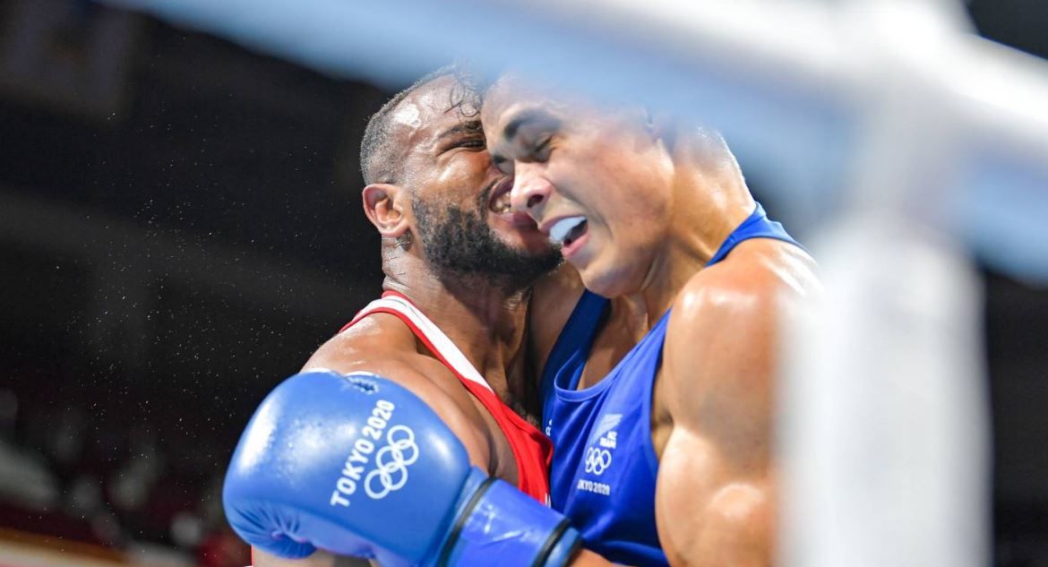 Боксер из Марокко пытался укусить за ухо соперника во время боя на Олимпиаде