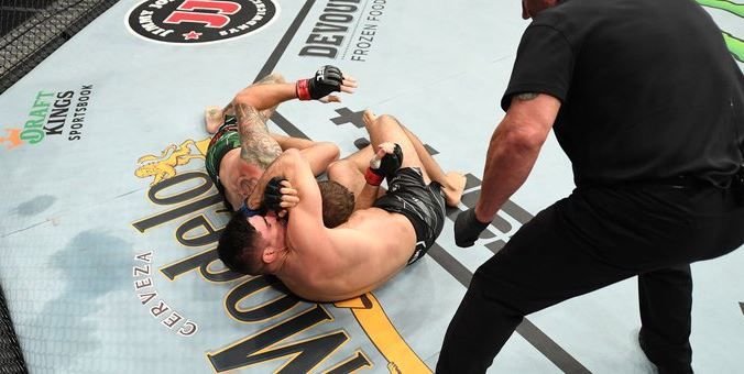 Люке победил Кьезу удушающим приемом на UFC 265