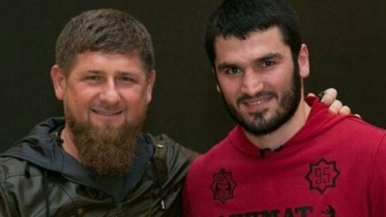 Рамзан Кадыров присвоил звание почетного гражданина Грозного Артуру Бетербиеву и вручил ему автомобиль