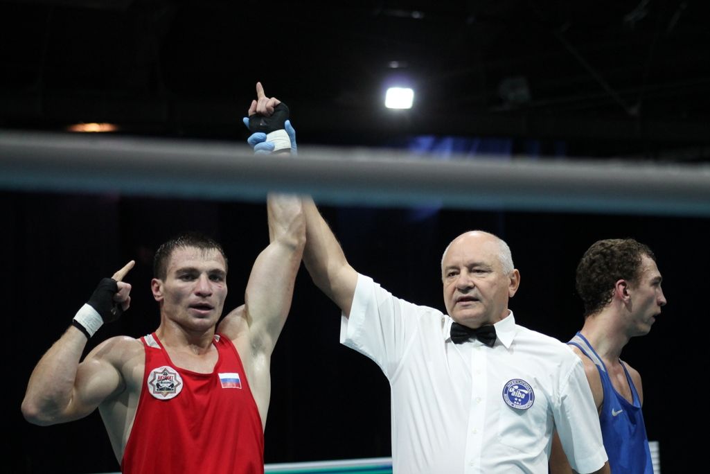 Российский боксер Хатаев вышел в четвертьфинал Олимпийских игр в Токио