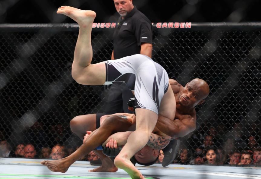Камару Усман единогласным решением судей победил Колби Ковингтона на UFC 268
