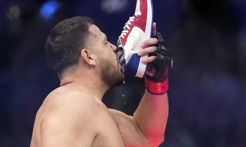 «Я не против быть парнем, который пьет пиво из обуви». Тай Туиваса и самая необычная традиция в UFC