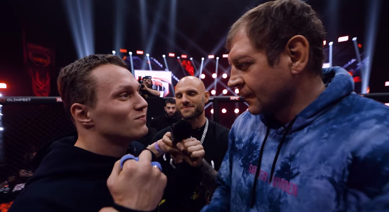 Александр Емельяненко уронил Артема Тарасова во время стердауна на Hardcore MMA