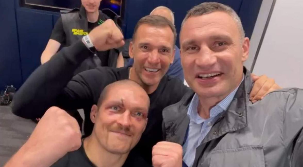 Виталий Кличко подарил Усику недостающий пояс WBC
