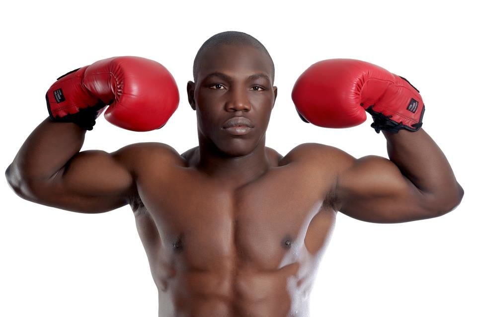 Лучший боксер Африки, совмещающий спорт с работой в полиции: топ-10 фактов из жизни Оланреваджу Дуродолы