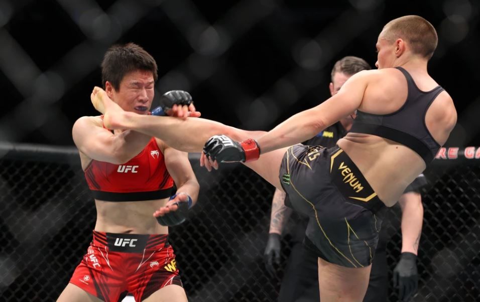 Роуз Намаюнас раздельным решением судей победила Вейли Жанг на UFC 268