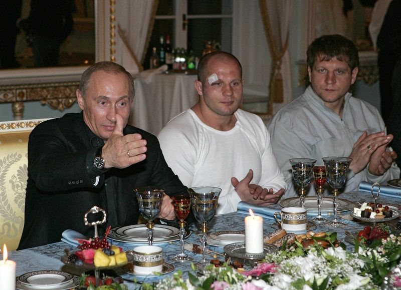 Александр Емельяненко показал архивное фото с братом Федором и Владимиром Путиным