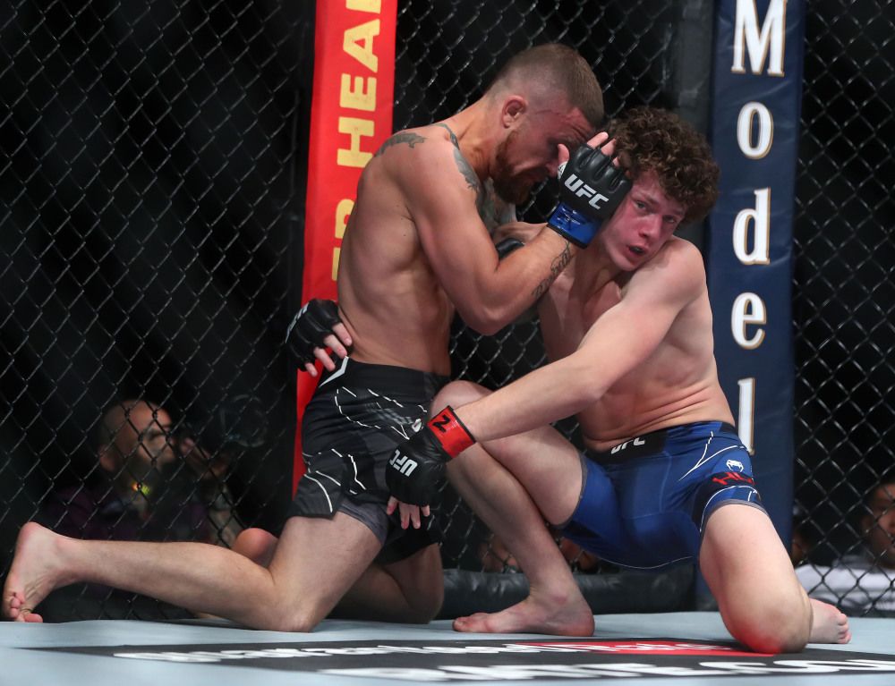Стивен Петерсон победил Чейза Хупера на турнире UFC 263