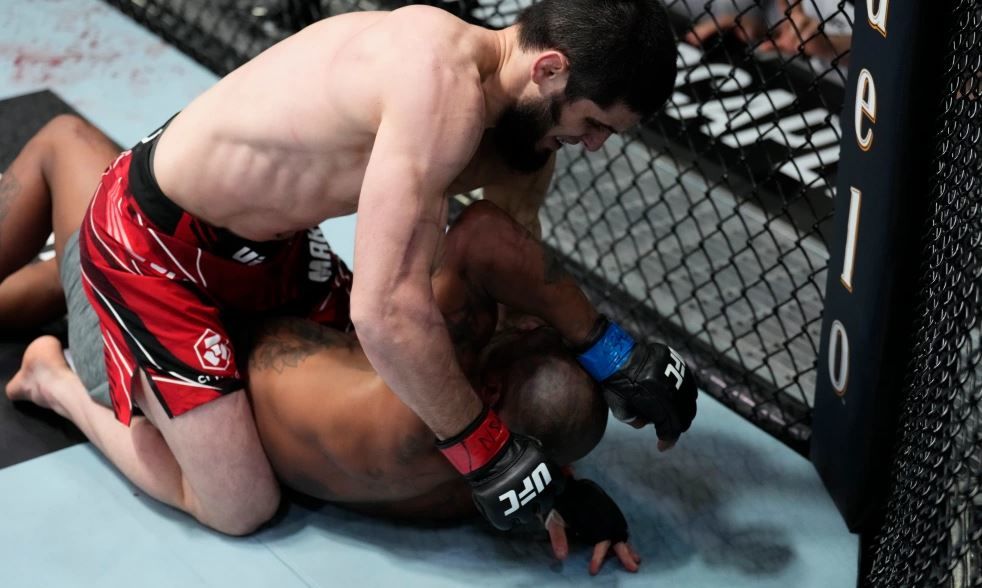 Ислам Махачев техническим нокаутом победил Бобби Грина на UFC Vegas 49