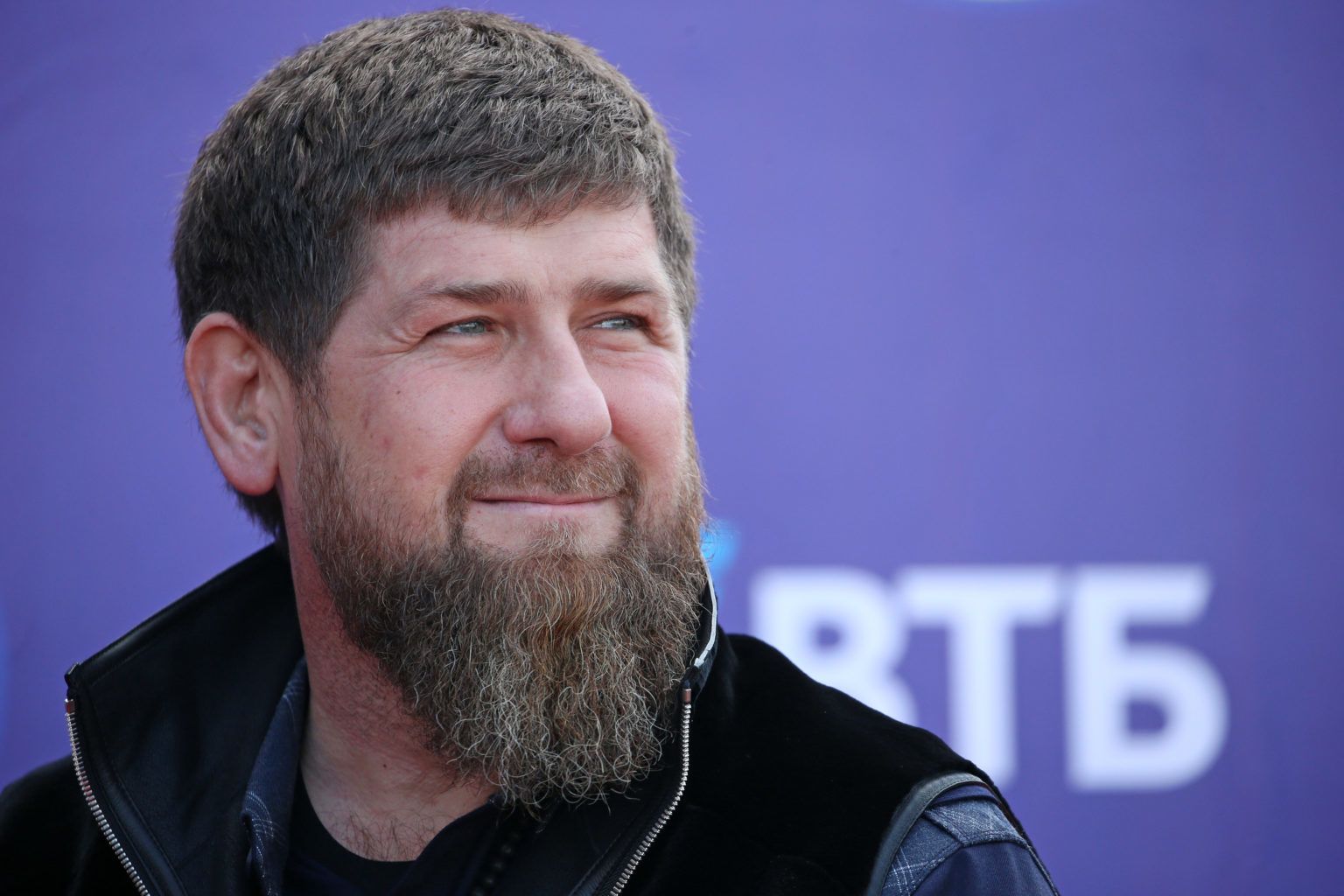 Кадыров заставил извиниться чеченца, бросившего бутылку в российского бойца Власенко на турнире ACA 130