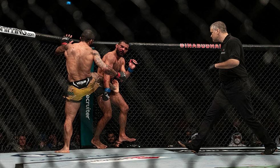 Элизеу дос Сантос раскритиковал работу российского рефери на UFC 267: он подвергал людей опасности