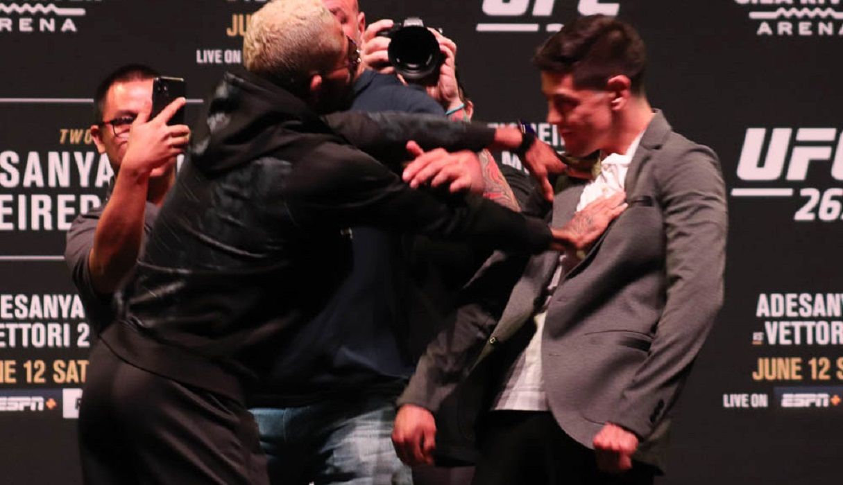 Чемпион UFC Фигередо толкнул Морено на битве взглядов