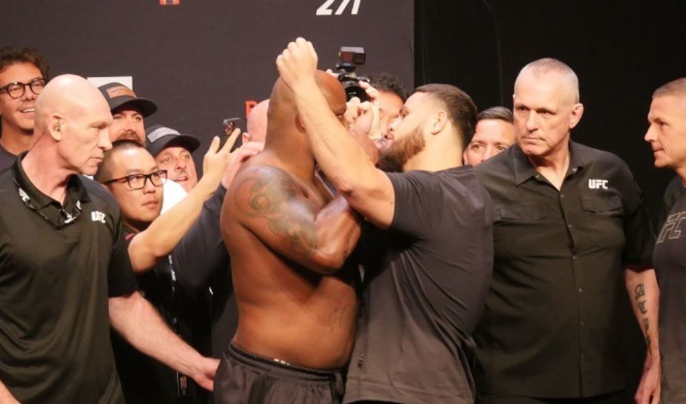 Тай Туиваса нокаутировал Деррика Льюиса на UFC 271