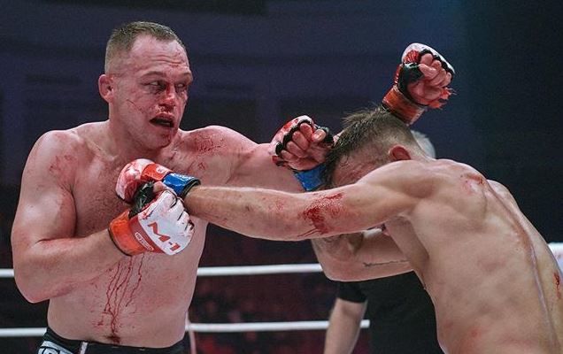 Алексей Махно единогласным решением судей победил Виктора Азатяна на AMC Fight Nights 105