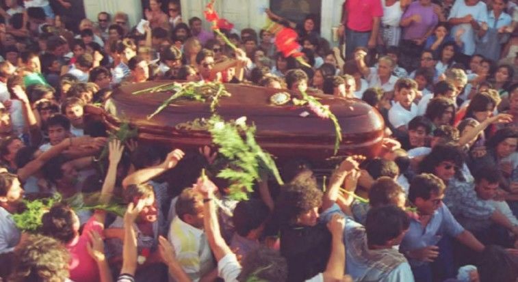 Похороны Карлоса Монсона посетили около 30 тысяч человек