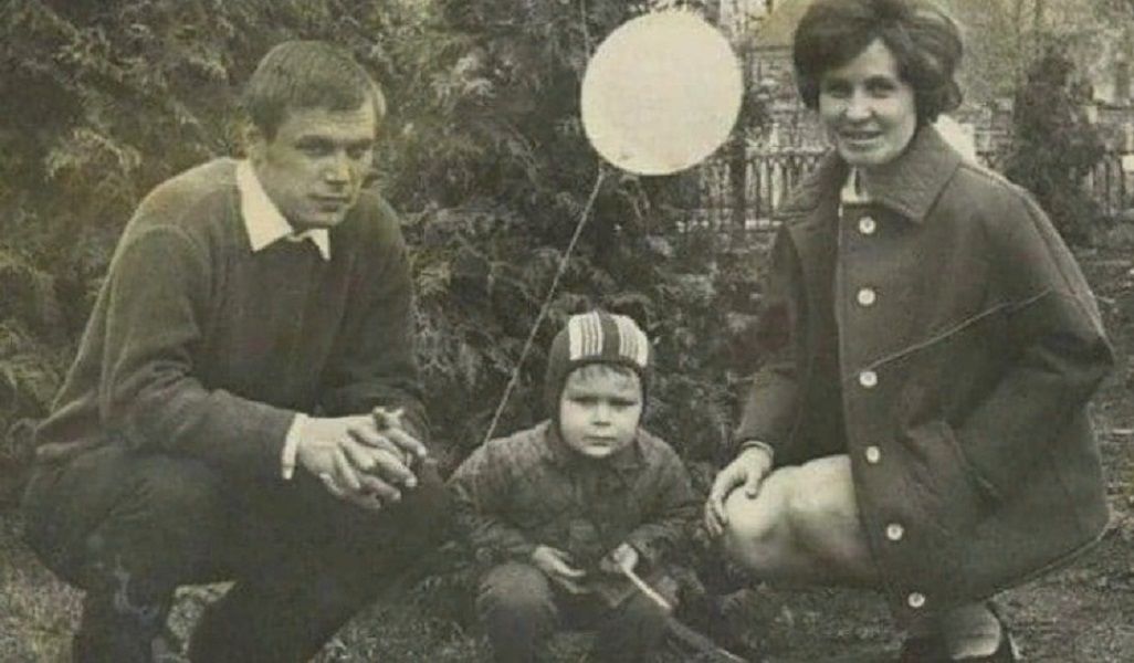 Маленький Олег Тактаров с родителями