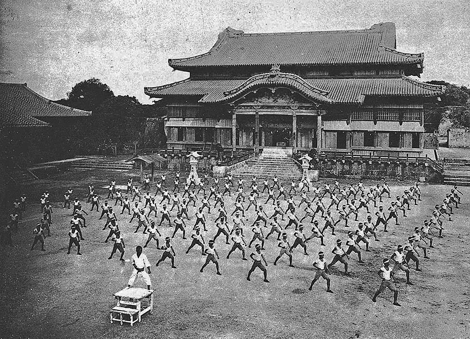 История развития китая. Замок Сюри Окинава 1945. Замок Сюри Окинава в войну. Окинава Япония каратэ. Япония Окинава боевые искусства.