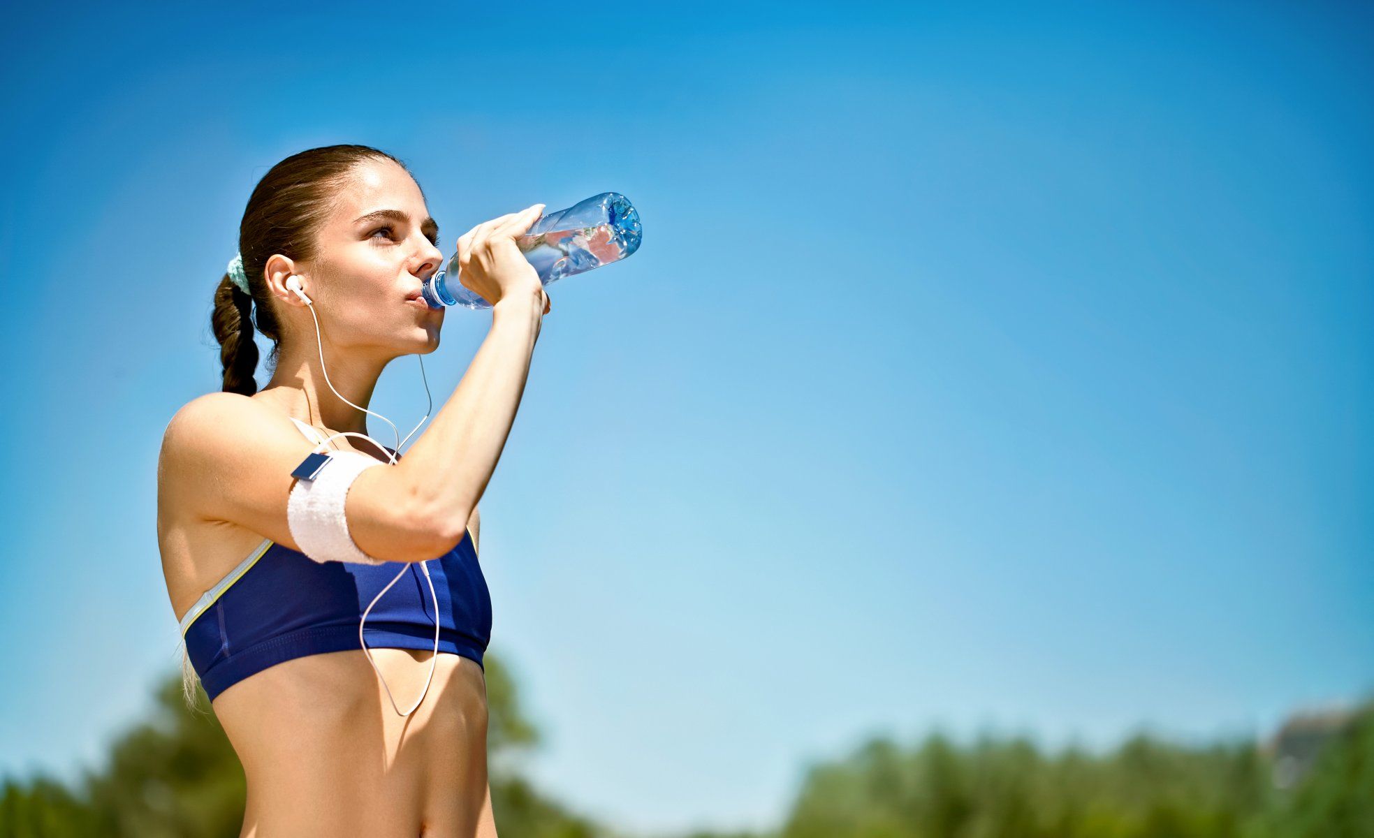Спортсменам нужно чаще пить воду на тренировках